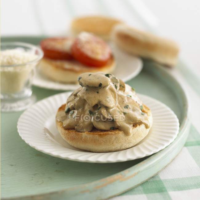 Englischer Muffin mit Pilzen — Stockfoto