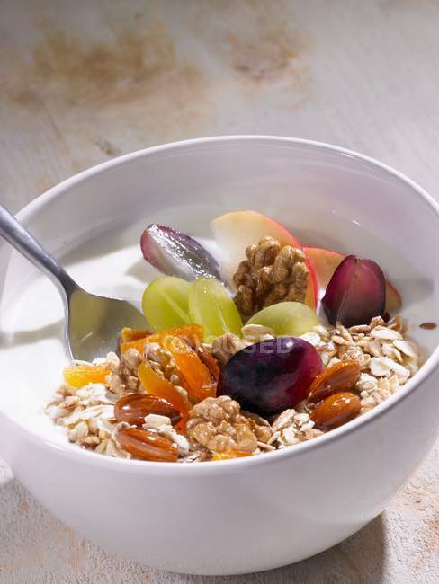 Muesli with grapes and nuts — Stock Photo
