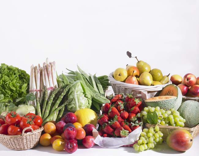 Tipos variados de frutas e legumes no fundo branco — Fotografia de Stock