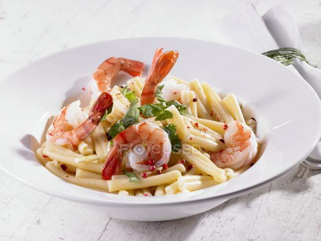 Macaroni pasta with prawns — Stock Photo