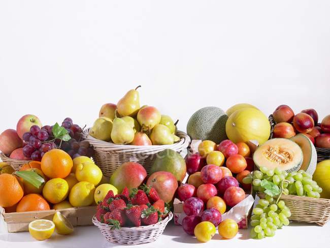 Surtido de frutas y bayas - foto de stock