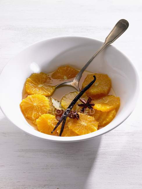 Insalata di arance con baccello di vaniglia e anice — Foto stock