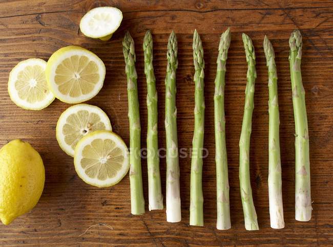 Asparagi freschi con limoni — Foto stock