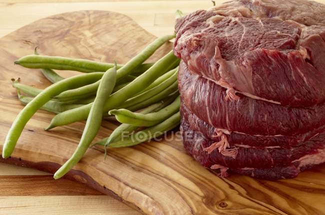 Вирізка RAW яловичини і зеленою квасолею — стокове фото