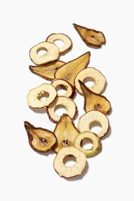 Сушеные яблочные кольца и ломтики груши — стоковое фото