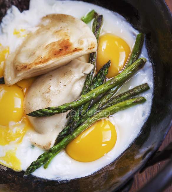 Жареные яйца и паста с равиоли — стоковое фото