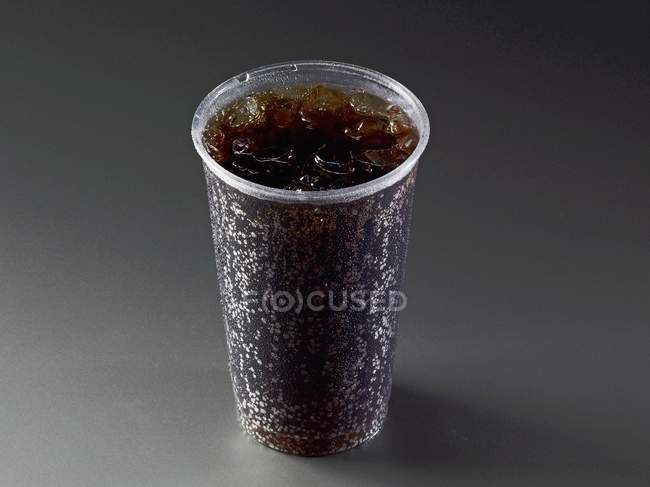 Cola avec glaçons dans une tasse — Photo de stock