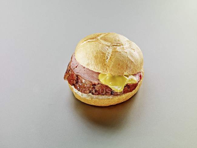 Кусочек Леберксе с горчицей — стоковое фото