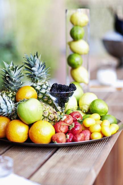 Plato de fruta con piña - foto de stock