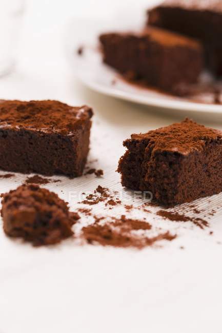 Stücke von frisch gebackenem Brownie-Dessert — Stockfoto