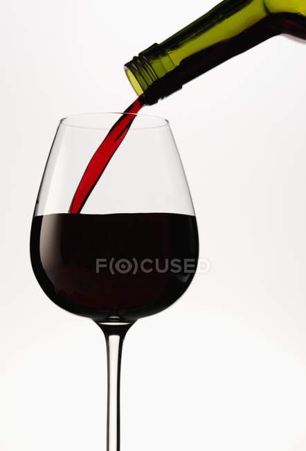 Rotwein ins Glas gegossen — Stockfoto