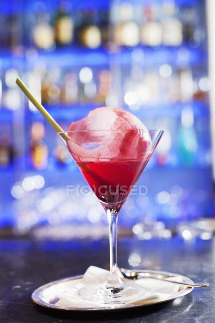 Cocktail cosmopolite avec glace — Photo de stock