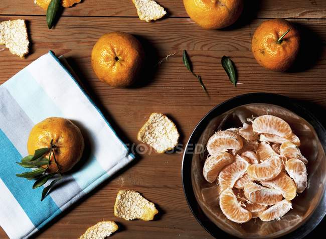 Mandarinas enteras y peladas - foto de stock