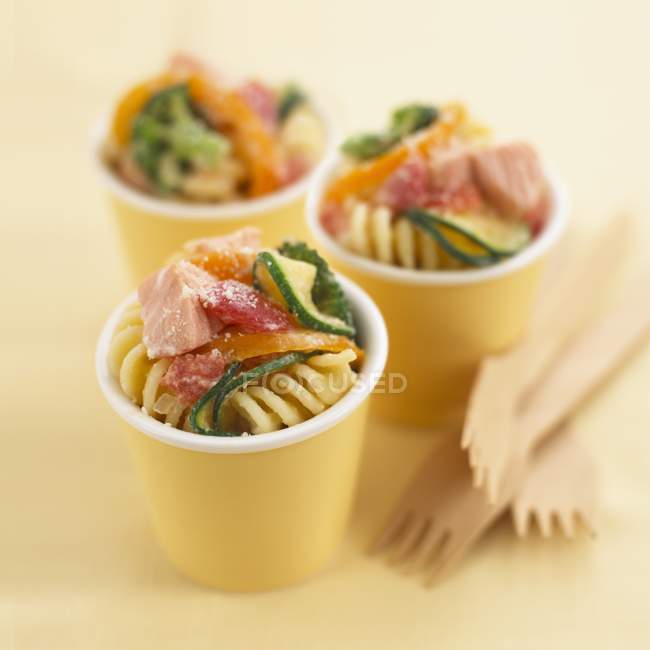 Saladas de macarrão Fusilli com salmão — Fotografia de Stock