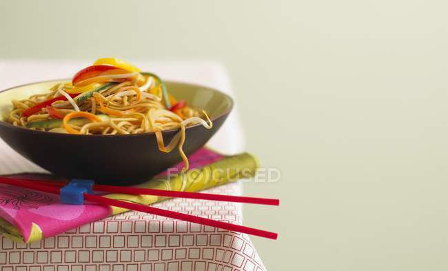 Fideos asiáticos con verduras - foto de stock
