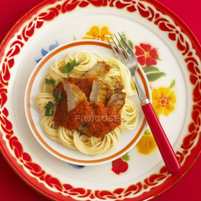 Pasta de espagueti con ternera en rodajas - foto de stock