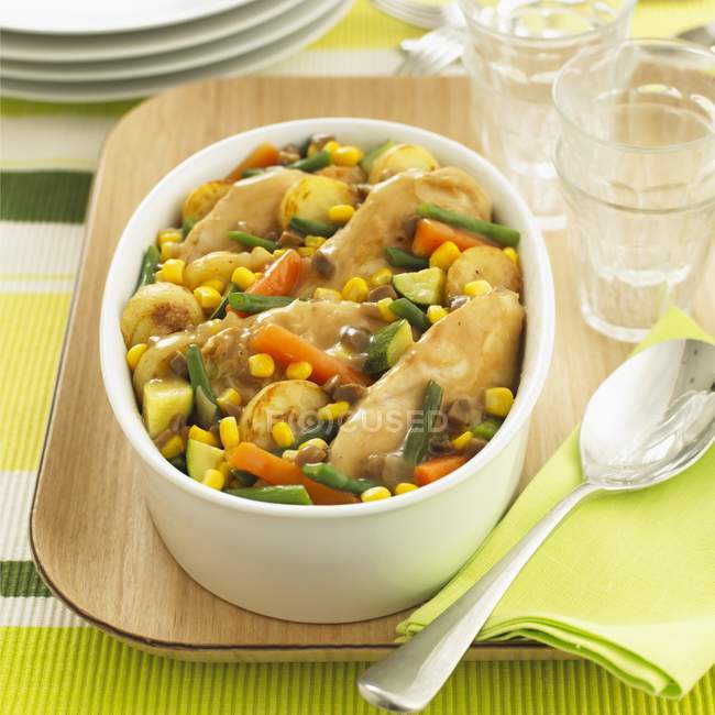 Hotpot con pollo y verduras - foto de stock