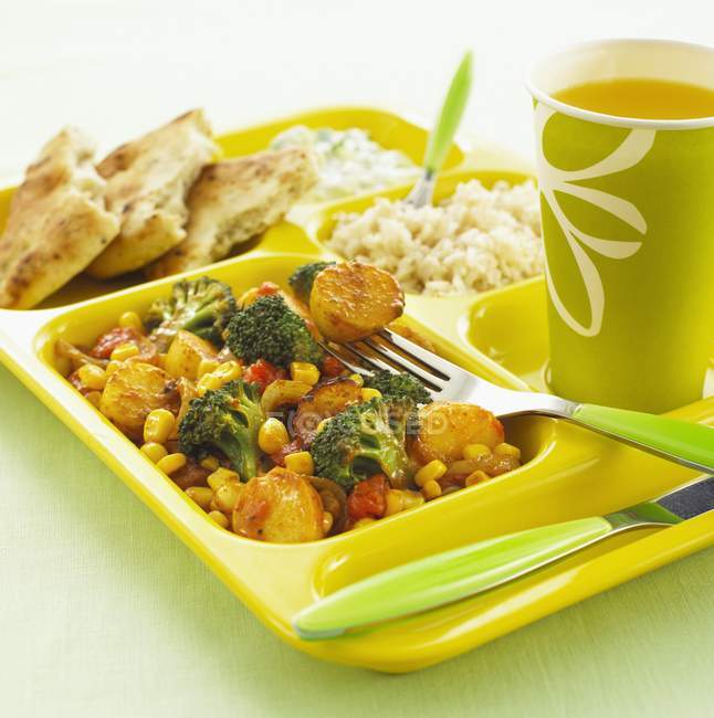 Curry de verduras con arroz - foto de stock
