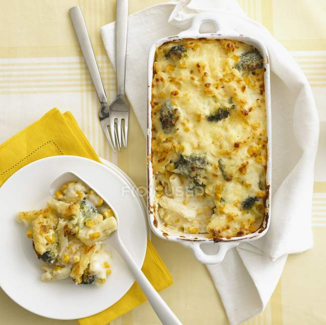 Pasta bake with sweetcorn and cheese — Stock Photo
