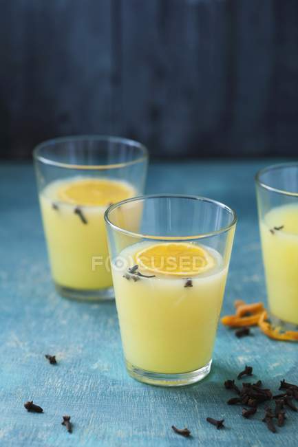 Apple and satsuma punch with cloves — Stock Photo