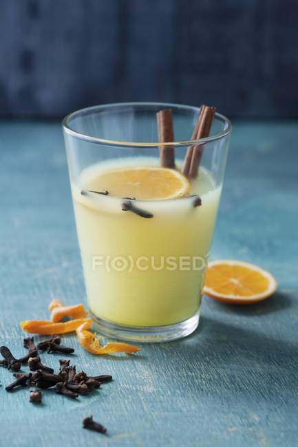 Apple and satsuma punch with cloves — Stock Photo