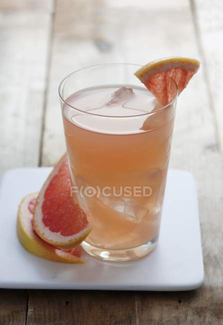 Свежий грейпфрутовый сок — стоковое фото