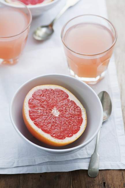 Grapefruit juice in glasses — Stock Photo