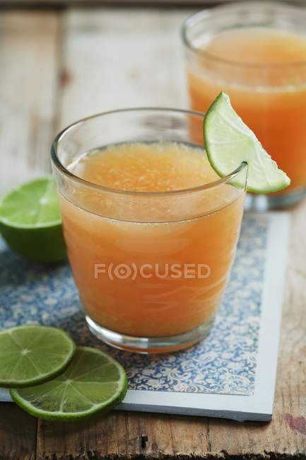 Vue rapprochée de Satsuma et boisson au pamplemousse avec citron vert — Photo de stock