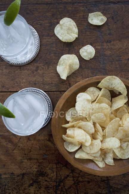 Schale mit Chips aus Holz — Stockfoto