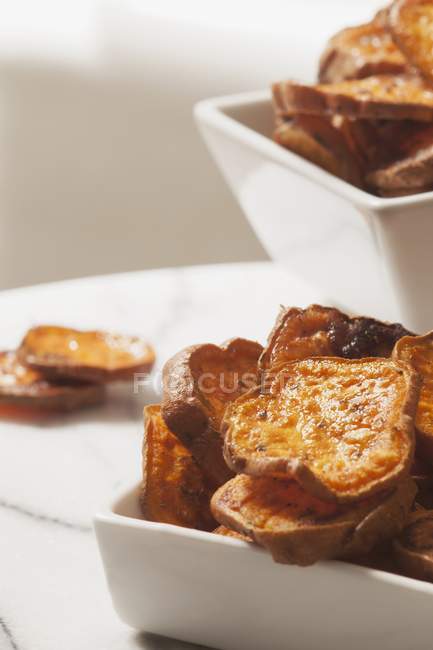 Круглый сладкий картофель фри в белых мисках — стоковое фото