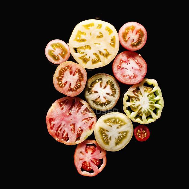 Tomates en rodajas de colores - foto de stock