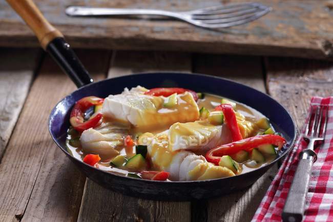 Pan-cooked fish with peppers and courgettes — Stock Photo