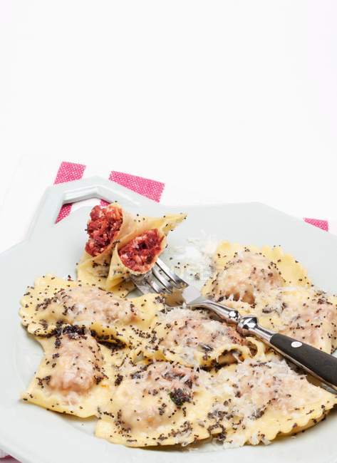 Pâtes de raviolis aux graines de pavot — Photo de stock