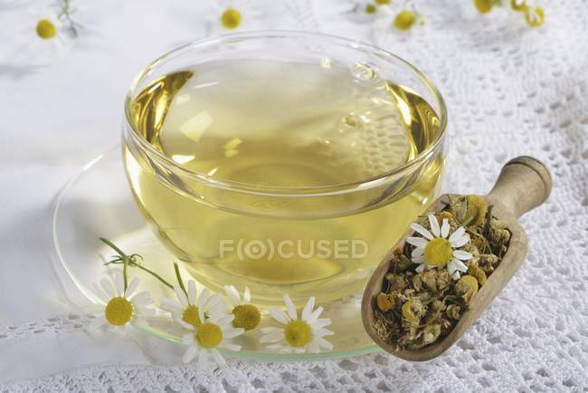 Tè alla camomilla in tazza di vetro — Foto stock