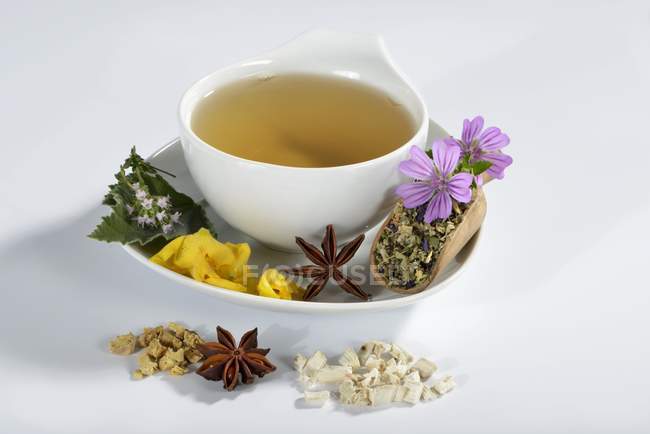 Taza de té de hierbas con hojas de malvavisco - foto de stock