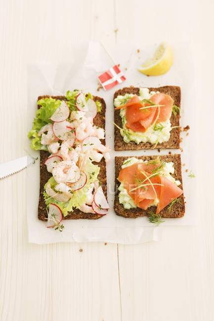 Vários sanduíches com frutos do mar — Fotografia de Stock