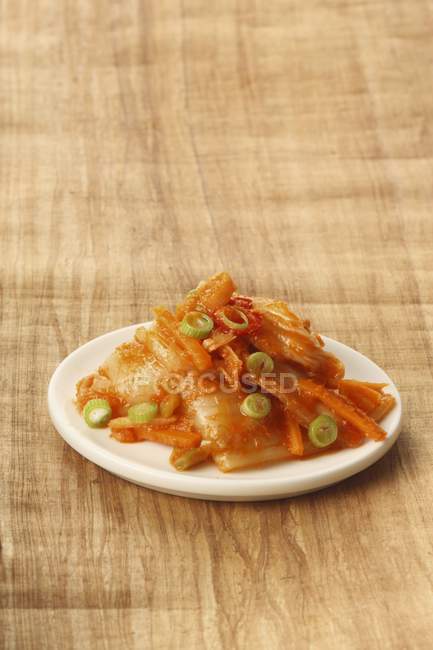 Kimchi con zanahorias y cebollas - foto de stock