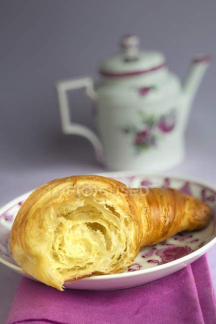 Croissant parcialmente comido — Fotografia de Stock