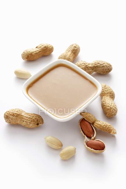 Molho de amendoim na tigela — Fotografia de Stock