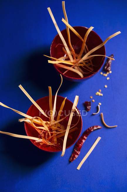 Tagliatelle di peperoncino in ciotole — Foto stock