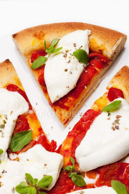 Pizza in Scheiben mit Mozzarella — Stockfoto