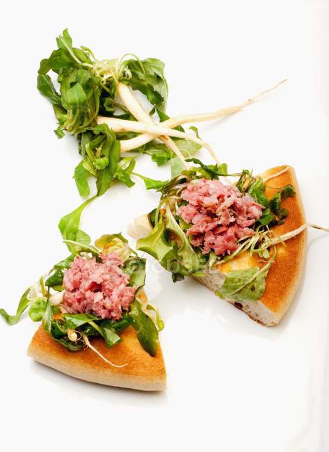 Pizza com alface de cordeiro e salame — Fotografia de Stock