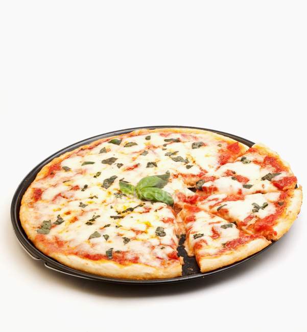 Pizza mit Tomaten und Mozzarella — Stockfoto