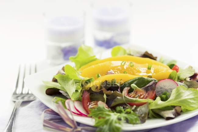 Mixed leaf salad with mango — Stock Photo