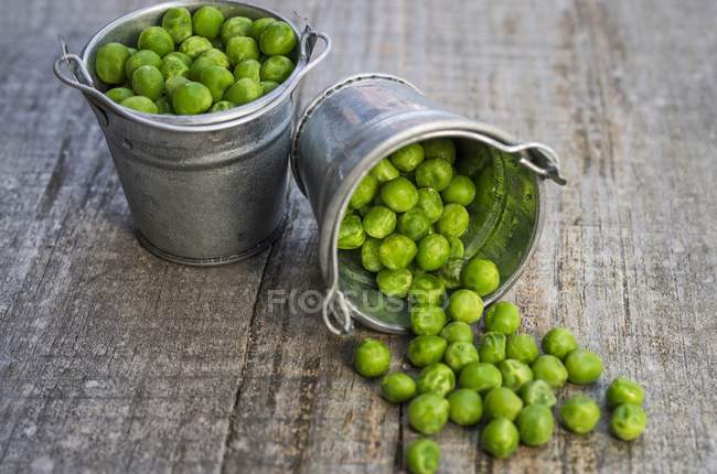 Ervilhas frescas em baldes pequenos — Fotografia de Stock