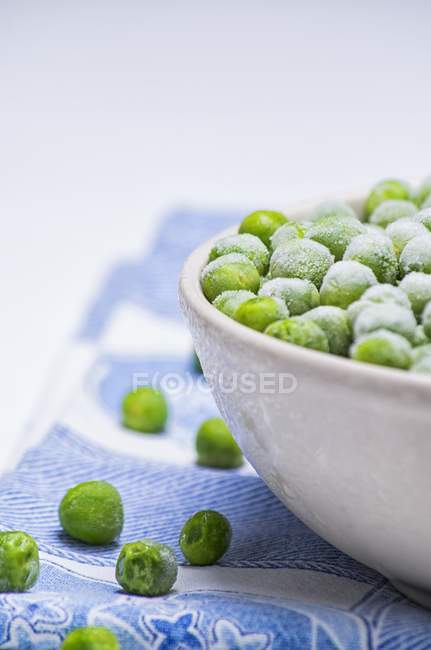 Pois verts congelés dans un bol — Photo de stock