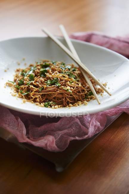 Chilled sesame noodles with peanuts — Stock Photo