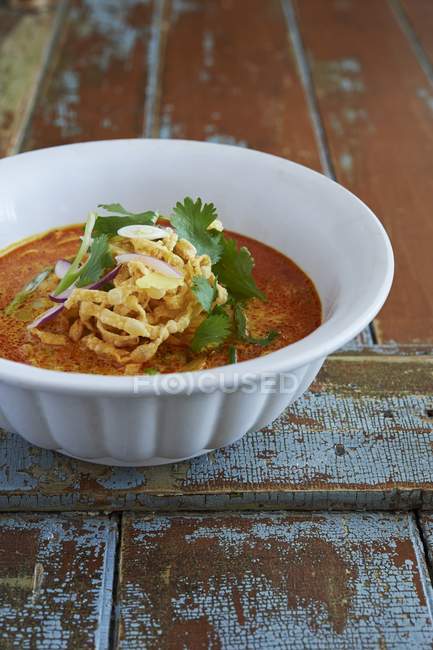 Тайська khao soi суп з локшиною — стокове фото