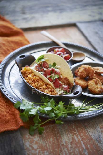 Tacos de camarones crujientes con arroz español - foto de stock