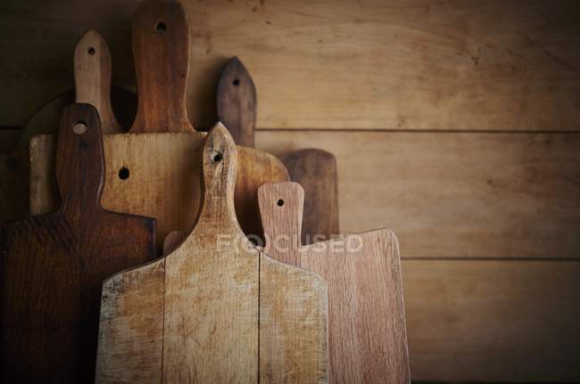 Vista close-up de placas de corte de madeira variadas — Fotografia de Stock